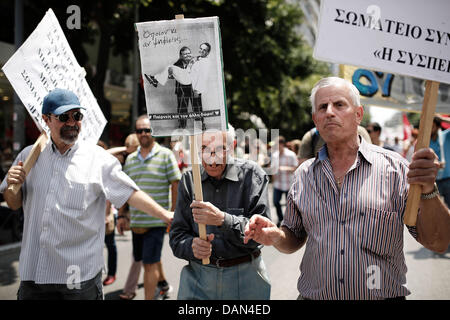Thessaloniki, Griechenland. 16. Juli 2013. Gegen Sparpolitik Rallye in einem 24-stündigen Generalstreik in Thessaloniki. Gewerkschaften gegen Sparmaßnahmen in Griechenland inszeniert ihre vierte Generalstreik in diesem Jahr, wie die Regierung bereit, axing stellen im öffentlichen Dienst zu starten. Die Maßnahmen sind Teil eines umfassenden Plans zur Schrägstrich der Größe Griechenlands aufgeblähten öffentlichen Sektor, der rund 670.000 Mitarbeiter zählt. Die Regierung bekennt sich zu feuern 15.000 Menschen bis Ende 2014 und Übertragung von einer anderen 12.500 an eine neue Position in diesem Jahr. Bildnachweis: Konstantinos Tsakalidis/Alamy Live-Nachrichten Stockfoto