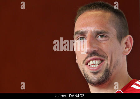 FC Bayern Franck Ribery nimmt an einer Pressekonferenz in Riva Del Garda, Italien, 7. Juli 2011. Bis 09. Juli bleibt der Bundesliga-Fußball-Verein für einen Start der Saison-Trainingslager am Gardasee. Foto: DANIEL KARMANN Stockfoto