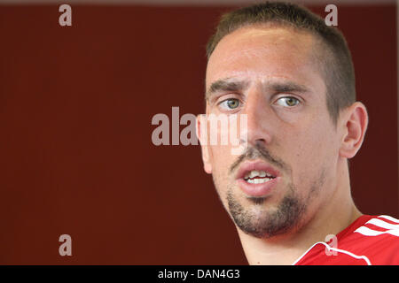 FC Bayern Franck Ribery nimmt an einer Pressekonferenz in Riva Del Garda, Italien, 7. Juli 2011. Bis 09. Juli bleibt der Bundesliga-Fußball-Verein für einen Start der Saison-Trainingslager am Gardasee. Foto: Daniel Karmann Stockfoto