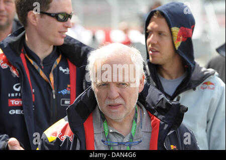 Norbert Vettel, Vater des deutschen Formel1-Fahrer Sebastian Vettel von Red Bull, geht vor seinem Sohn (R) durch die Boxengasse auf die Rennstrecke von Silverstone in Northamptonshire, Großbritannien, 7. Juli 2010. Die Formula One Grand Prix von Großbritannien stattfinden am 10. Juli 2011. Foto: David Ebener Dpa +++(c) Dpa - Bildfunk +++ Stockfoto