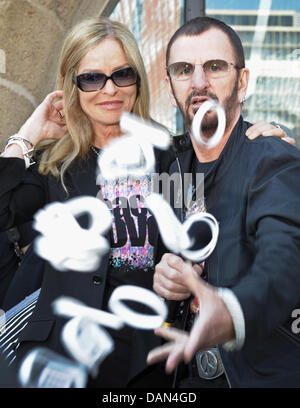 Former Beatle Ringo Starr (R) und seine Frau Barbara posieren vor dem neuen Hard Rock Cafe in Hamburg, Deutschland, 7. Juli 2011. Am 07 Juli Ringo Starr dreht 71 und seiner All Starr Band öffnen ihre Tour in Deutschland. Foto: Christian Charisius Stockfoto