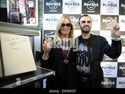 Former Beatle Ringo Starr (R) und seine Frau Barbara darstellen in der Hard Rock Cafes in Hamburg, Deutschland, 7. Juli 2011. Am 07 Juli Ringo Starr dreht 71 und seiner All Starr Band öffnen ihre Tour in Deutschland. Foto: Christian Charisius Stockfoto