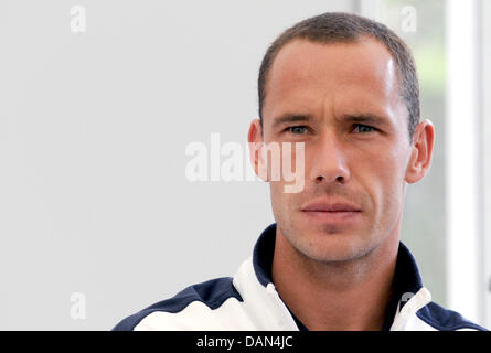 Französischer Tennisspieler Michael Llodra stellt bei der Auslosung für die Davis Cup Tennisturnier in Stuttgart, Deutschland, 7. Juli 2011. Team Deutschland spielt gegen Frankreich, der Finalist des Vorjahres, in das Viertelfinale des Davis Cup Tennis-Turnier vom 8. Juli 2011 bis 10. Juli 2011 stattfindet. Foto: Marijan Murat Stockfoto