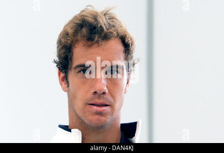 Französischer Tennisspieler Richard Gasquet stellt bei der Auslosung für die Davis Cup Tennisturnier in Stuttgart, Deutschland, 7. Juli 2011. Team Deutschland spielt gegen Frankreich, der Finalist des Vorjahres, in das Viertelfinale des Davis Cup Tennis-Turnier vom 8. Juli 2011 bis 10. Juli 2011 stattfindet. Foto: Marijan Murat Michael Llodra Stockfoto