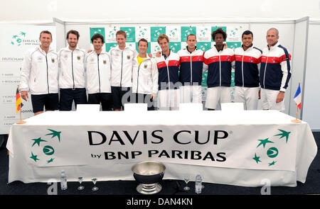 Deutscher Tennis Spieler (L, R) Team-Kapitän Patrik Kuehnen, Florian Mayer, Christopher Kas und Philipp Kohlschreiber und Philipp Petzschner das französische Team Richard Gasquet, Michael Llodra, Gael Monfils, Jo-Wilfried Tsonga und ihre Team-Kapitän Guy Forget neben einander bei der Auslosung für die Davis Cup-Tennis-Turnier in Stuttgart, Deutschland, 7. Juli 2011 stehen. Team Deutschland w Stockfoto