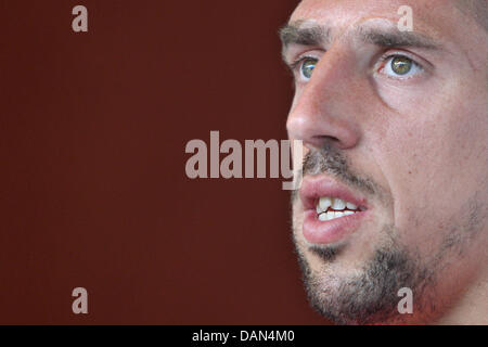 FC Bayern Franck Ribery nimmt an einer Pressekonferenz in Riva Del Garda, Italien, 7. Juli 2011. Bis 09. Juli bleibt der Bundesliga-Fußball-Verein für einen Start der Saison-Trainingslager am Gardasee. Foto: Daniel Karmann Stockfoto