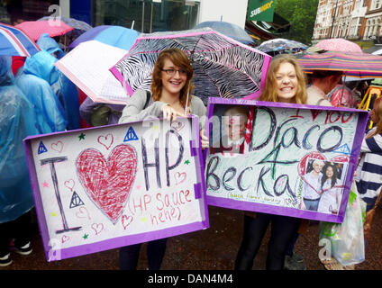 Harry-Potter-Fans halten Schilder stehen sie im Regen auf dem Trafalgar Square in London, Großbritannien, 7. Juli 2011. Tausende von Harry-Potter-Fans sammelten sich am Trafalgar Square neben dem roten Teppich um die Premiere von die letzte Fortsetzung in den Harry-Potter-Serie zu feiern. Der Film startet in Deutschland Kinos am 14. Juli 2011. Foto: Marielies Stegbauer Stockfoto