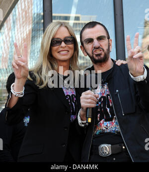 Former Beatle Ringo Starr (R) und seine Frau Barbara stellen vor das neue Hard Rock Cafe in Hamburg, Deutschland, 7. Juli 2011. Am 07 Juli Ringo Starr dreht 71 und seiner All Starr Band öffnen ihre Tour in Deutschland. Foto: Christian Charisius Stockfoto