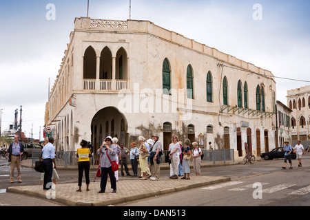 Er062 Afrika, Eritrea, Massawa, Architektur, Gruppe von Kreuzfahrt-Passagiere vor Savoya Hotel Stockfoto