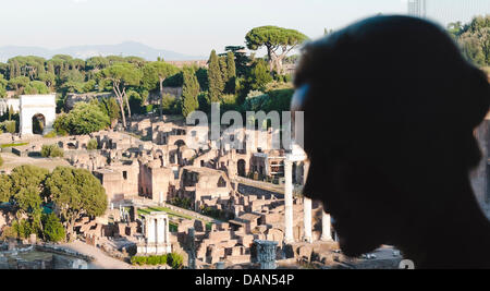 Die Silhouette der Bettina Wulffs Kopfes, Ehefrau des deutschen Bundespräsidenten Christian Wulff, sieht man vor dem Forum Romanum in Rom, Italien, 7. Juli 2011. Wulff ist bei einem zweitägigen Besuch in Italien, Feierlichkeiten anlässlich 150 Jahre Einheit Italiens zu besuchen. Foto: Bundesregierung / Bergmann / nur zu redaktionellen Zwecken Stockfoto