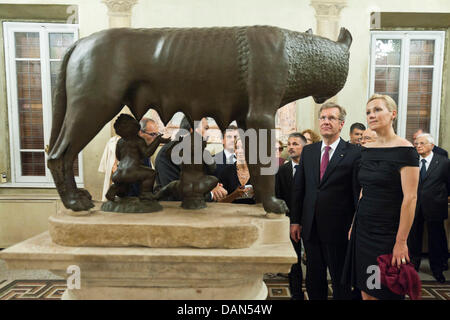 Bundespräsident Christian Wulff und seine Frau Bettina (R) beobachten eine Bronzestatue von Roms Wappentier, der Krankenpflege Wolf in den Kapitolinischen Museen in Rom, Italien, 7. Juli 2011. Wulff ist bei einem zweitägigen Besuch in Italien, Feierlichkeiten anlässlich 150 Jahre Einheit Italiens zu besuchen. Foto: Bundesregierung / Bergmann / nur zu redaktionellen Zwecken Stockfoto