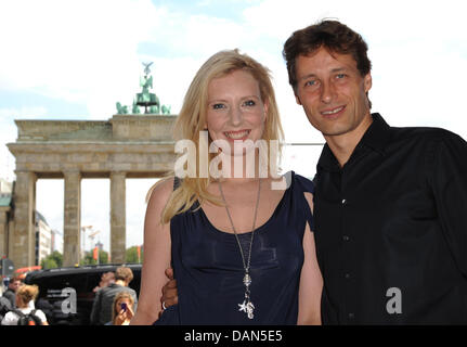 Designer Jette Joop und Christian Elsen Mann kommen bei der Marcel Ostertag Show während der Mercedes-Benz Fashion Week in Berlin, Deutschland, 8. Juli 2011. Die Präsentation der Kollektionen Frühjahr/Sommer 2012 findet vom vom 6. bis 9. Juli 2011. Foto: Britta Pedersen Dpa/lbn Stockfoto