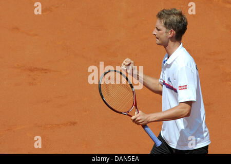 Tennis Profi Florian Mayer aus Deutschland Jubel beim Davis Cup World Group Viertelfinale Spiel gegen Franzosen Richard Gasquet in Stuttgart, Deutschland, 8. Juli 2011. Das neunte Davis-Cup-Duell zwischen Deutschland und Frankreich findet vom 08 bis 10. Juli 2011. Foto: MARIJAN MURAT Stockfoto