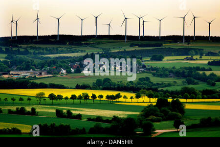 Datei - ein Archiv-Bild vom 13. Mai 2011, zeigt Windräder im Windpark Schoeneseiffen in der Nähe von Schleiden, Deutschland.  Auf 8. Juli 2011 stellvertretender Vorsitzender der CDU Staat Parlament Fraktion, Hovenjürgen, eine Pressekonferenz über Windenergie in NRW geben. Foto: Oliver Berg Stockfoto