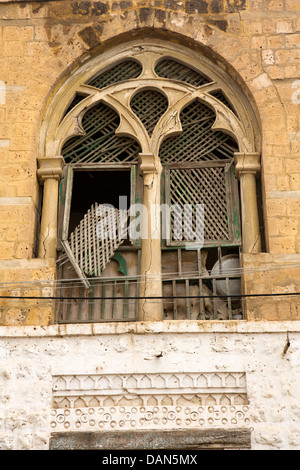 Er061 Afrika, Eritrea, Massawa, Architektur, venezianischen Stilfenster über verzierten Türsturz der Korallen-Block gebautes Haus Stockfoto