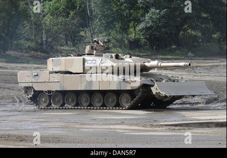 Datei - ein Archiv Bild vom September 2010 zeigt die Panzer Leopard 2 A7 + der Firma KMW.  Der Bundessicherheitsrat kann angesichts der grünes Licht für den Verkauf von 200 Leopard-II-Panzern nach Saudi-Arabien Hafen. Die Opposition konnte nicht den Verkauf am 8. Juli 2011 beendet werden. Foto: CLEMENS NIESNER Stockfoto