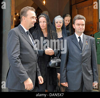 Erzherzog Karl von Österreich (L), Erzherzoginnen Gabriela und Michaela von Österreich und Erzherzog Georg von Österreich stehen vor der Pfarrkirche Kirche St. Pius während des Requiems für ihren Vater Otto von Habsburg in Poecking, Deutschland, 9. Juli 2011. Otto von Habsburg, der älteste Sohn von Charles I, der letzte Kaiser von Österreich, starb am 4. Juli 2011 in seinem Haus in Poecking Deutschland wolkenlosem Stockfoto