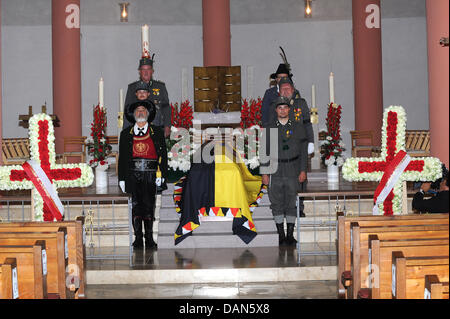 Der Sarg von Otto von Habsburg ist umgeben von Gardisten in der Pfarrei St. Pius in Poecking, Deutschland, 9. Juli 2011. Otto von Habsburg, der älteste Sohn von Charles I, der letzte Kaiser von Österreich, starb am 4. Juli 2011 in seinem Haus in Poecking Deutschland umgeben von seiner Familie im Alter von 98. Foto: URSULA Düren Stockfoto