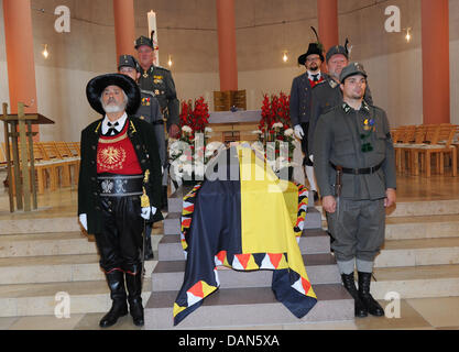 Der Sarg von Otto von Habsburg ist umgeben von Gardisten in der Pfarrei St. Pius in Poecking, Deutschland, 9. Juli 2011. Otto von Habsburg, der älteste Sohn von Charles I, der letzte Kaiser von Österreich, starb am 4. Juli 2011 in seinem Haus in Poecking Deutschland umgeben von seiner Familie im Alter von 98. Foto: URSULA Düren Stockfoto