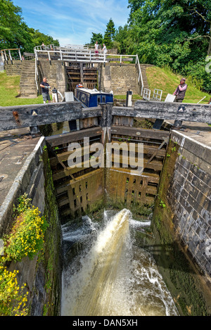 Fünf Schritte Schleusen als Bingley Treppe Bingley in North Yorkshire England am Leeds-Liverpool-Kanal bekannt. Stockfoto