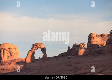 USA, Utah, Moab, Arches-Nationalpark, Delicate Arch aus niedrigeren Sicht Stockfoto