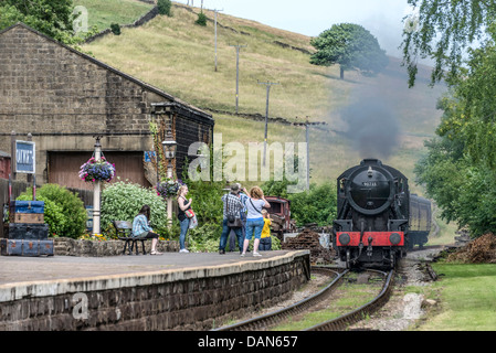 WD-Klasse 2-8-0 (8F) Dampf Lok Nr. 90733 an der Oakworth Station der Szene des Films Railway Children. Stockfoto