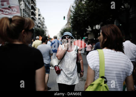 Thessaloniki, Griechenland. 16. Juli 2013. Gegen Sparpolitik Rallye in einem 24-stündigen Generalstreik in Thessaloniki. Gewerkschaften gegen Sparmaßnahmen in Griechenland inszeniert ihre vierte Generalstreik in diesem Jahr, wie die Regierung bereit, axing stellen im öffentlichen Dienst zu starten. Die Maßnahmen sind Teil eines umfassenden Plans zur Schrägstrich der Größe Griechenlands aufgeblähten öffentlichen Sektor, der rund 670.000 Mitarbeiter zählt. Die Regierung bekennt sich zu feuern 15.000 Menschen bis Ende 2014 und Übertragung von einer anderen 12.500 an eine neue Position in diesem Jahr. Bildnachweis: Konstantinos Tsakalidis/Alamy Live-Nachrichten Stockfoto