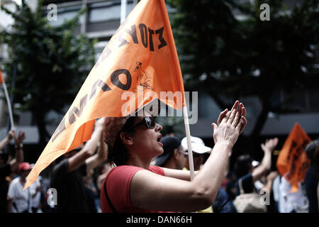 Thessaloniki, Griechenland. 16. Juli 2013. Gegen Sparpolitik Rallye in einem 24-stündigen Generalstreik in Thessaloniki. Gewerkschaften gegen Sparmaßnahmen in Griechenland inszeniert ihre vierte Generalstreik in diesem Jahr, wie die Regierung bereit, axing stellen im öffentlichen Dienst zu starten. Die Maßnahmen sind Teil eines umfassenden Plans zur Schrägstrich der Größe Griechenlands aufgeblähten öffentlichen Sektor, der rund 670.000 Mitarbeiter zählt. Die Regierung bekennt sich zu feuern 15.000 Menschen bis Ende 2014 und Übertragung von einer anderen 12.500 an eine neue Position in diesem Jahr. Bildnachweis: Konstantinos Tsakalidis/Alamy Live-Nachrichten Stockfoto