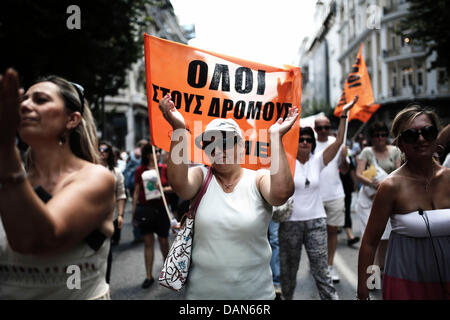 Thessaloniki, Griechenland. 16. Juli 2013. Gegen Sparpolitik Rallye in einem 24-stündigen Generalstreik in Thessaloniki. Gewerkschaften gegen Sparmaßnahmen in Griechenland inszeniert ihre vierte Generalstreik in diesem Jahr, wie die Regierung bereit, axing stellen im öffentlichen Dienst zu starten. Die Maßnahmen sind Teil eines umfassenden Plans zur Schrägstrich der Größe Griechenlands aufgeblähten öffentlichen Sektor, der rund 670.000 Mitarbeiter zählt. Die Regierung bekennt sich zu feuern 15.000 Menschen bis Ende 2014 und Übertragung von einer anderen 12.500 an eine neue Position in diesem Jahr. Bildnachweis: Konstantinos Tsakalidis/Alamy Live-Nachrichten Stockfoto