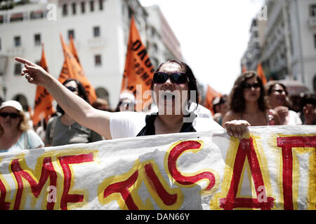 Thessaloniki, Griechenland. 16. Juli 2013. Gegen Sparpolitik Rallye in einem 24-stündigen Generalstreik in Thessaloniki. Gewerkschaften gegen Sparmaßnahmen in Griechenland inszeniert ihre vierte Generalstreik in diesem Jahr, wie die Regierung bereit, axing stellen im öffentlichen Dienst zu starten. Die Maßnahmen sind Teil eines umfassenden Plans zur Schrägstrich der Größe Griechenlands aufgeblähten öffentlichen Sektor, der rund 670.000 Mitarbeiter zählt. Die Regierung bekennt sich zu feuern 15.000 Menschen bis Ende 2014 und Übertragung von einer anderen 12.500 an eine neue Position in diesem Jahr. Bildnachweis: Konstantinos Tsakalidis/Alamy Live-Nachrichten Stockfoto