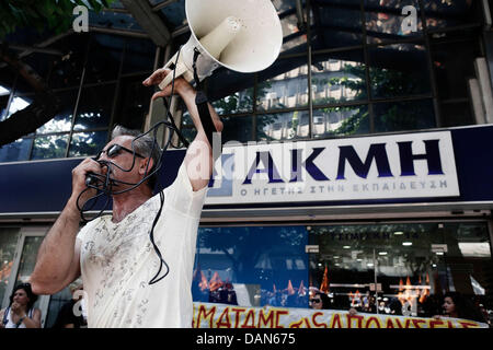 Thessaloniki, Griechenland. 16. Juli 2013. Gegen Sparpolitik Rallye in einem 24-stündigen Generalstreik in Thessaloniki. Gewerkschaften gegen Sparmaßnahmen in Griechenland inszeniert ihre vierte Generalstreik in diesem Jahr, wie die Regierung bereit, axing stellen im öffentlichen Dienst zu starten. Die Maßnahmen sind Teil eines umfassenden Plans zur Schrägstrich der Größe Griechenlands aufgeblähten öffentlichen Sektor, der rund 670.000 Mitarbeiter zählt. Die Regierung bekennt sich zu feuern 15.000 Menschen bis Ende 2014 und Übertragung von einer anderen 12.500 an eine neue Position in diesem Jahr. Bildnachweis: Konstantinos Tsakalidis/Alamy Live-Nachrichten Stockfoto