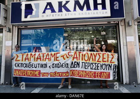 Thessaloniki, Griechenland. 16. Juli 2013. Gegen Sparpolitik Rallye in einem 24-stündigen Generalstreik in Thessaloniki. Gewerkschaften gegen Sparmaßnahmen in Griechenland inszeniert ihre vierte Generalstreik in diesem Jahr, wie die Regierung bereit, axing stellen im öffentlichen Dienst zu starten. Die Maßnahmen sind Teil eines umfassenden Plans zur Schrägstrich der Größe Griechenlands aufgeblähten öffentlichen Sektor, der rund 670.000 Mitarbeiter zählt. Die Regierung bekennt sich zu feuern 15.000 Menschen bis Ende 2014 und Übertragung von einer anderen 12.500 an eine neue Position in diesem Jahr. Bildnachweis: Konstantinos Tsakalidis/Alamy Live-Nachrichten Stockfoto