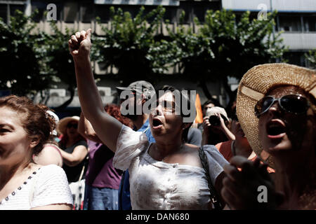 Thessaloniki, Griechenland. 16. Juli 2013. Gegen Sparpolitik Rallye in einem 24-stündigen Generalstreik in Thessaloniki. Gewerkschaften gegen Sparmaßnahmen in Griechenland inszeniert ihre vierte Generalstreik in diesem Jahr, wie die Regierung bereit, axing stellen im öffentlichen Dienst zu starten. Die Maßnahmen sind Teil eines umfassenden Plans zur Schrägstrich der Größe Griechenlands aufgeblähten öffentlichen Sektor, der rund 670.000 Mitarbeiter zählt. Die Regierung bekennt sich zu feuern 15.000 Menschen bis Ende 2014 und Übertragung von einer anderen 12.500 an eine neue Position in diesem Jahr. Bildnachweis: Konstantinos Tsakalidis/Alamy Live-Nachrichten Stockfoto