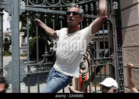 Thessaloniki, Griechenland. 16. Juli 2013. Gegen Sparpolitik Rallye in einem 24-stündigen Generalstreik in Thessaloniki. Gewerkschaften gegen Sparmaßnahmen in Griechenland inszeniert ihre vierte Generalstreik in diesem Jahr, wie die Regierung bereit, axing stellen im öffentlichen Dienst zu starten. Die Maßnahmen sind Teil eines umfassenden Plans zur Schrägstrich der Größe Griechenlands aufgeblähten öffentlichen Sektor, der rund 670.000 Mitarbeiter zählt. Die Regierung bekennt sich zu feuern 15.000 Menschen bis Ende 2014 und Übertragung von einer anderen 12.500 an eine neue Position in diesem Jahr. Bildnachweis: Konstantinos Tsakalidis/Alamy Live-Nachrichten Stockfoto