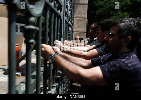 Thessaloniki, Griechenland. 16. Juli 2013. Gegen Sparpolitik Rallye in einem 24-stündigen Generalstreik in Thessaloniki. Gewerkschaften gegen Sparmaßnahmen in Griechenland inszeniert ihre vierte Generalstreik in diesem Jahr, wie die Regierung bereit, axing stellen im öffentlichen Dienst zu starten. Die Maßnahmen sind Teil eines umfassenden Plans zur Schrägstrich der Größe Griechenlands aufgeblähten öffentlichen Sektor, der rund 670.000 Mitarbeiter zählt. Die Regierung bekennt sich zu feuern 15.000 Menschen bis Ende 2014 und Übertragung von einer anderen 12.500 an eine neue Position in diesem Jahr. Bildnachweis: Konstantinos Tsakalidis/Alamy Live-Nachrichten Stockfoto