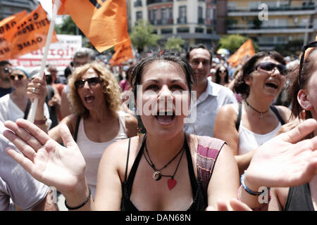 Thessaloniki, Griechenland. 16. Juli 2013. Gegen Sparpolitik Rallye in einem 24-stündigen Generalstreik in Thessaloniki. Gewerkschaften gegen Sparmaßnahmen in Griechenland inszeniert ihre vierte Generalstreik in diesem Jahr, wie die Regierung bereit, axing stellen im öffentlichen Dienst zu starten. Die Maßnahmen sind Teil eines umfassenden Plans zur Schrägstrich der Größe Griechenlands aufgeblähten öffentlichen Sektor, der rund 670.000 Mitarbeiter zählt. Die Regierung bekennt sich zu feuern 15.000 Menschen bis Ende 2014 und Übertragung von einer anderen 12.500 an eine neue Position in diesem Jahr. Bildnachweis: Konstantinos Tsakalidis/Alamy Live-Nachrichten Stockfoto