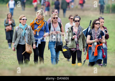 Das Glastonbury Festival 2013 Festival-Besucher zu Fuß ihre Zelte auf dem Festivalgelände Stockfoto