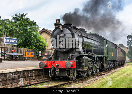 WD-Klasse 2-8-0 (8F) Dampf Lok Nr. 90733 an der Oakworth Station der Szene des Films Railway Children. Stockfoto