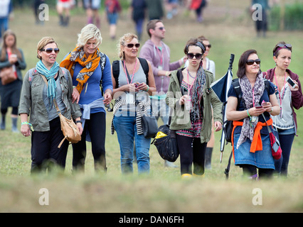 Das Glastonbury Festival 2013 Festival-Besucher zu Fuß ihre Zelte auf dem Festivalgelände Stockfoto