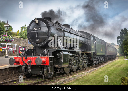 WD-Klasse 2-8-0 (8F) Dampf Lok Nr. 90733 an der Oakworth Station der Szene des Films Railway Children. Stockfoto