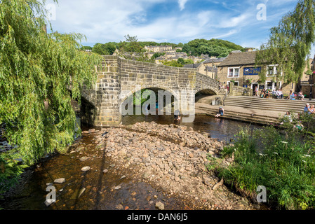 Die alten Pack Horse-Brücke über den Fluss Calder bei Hebden Bridge in North Yorkshire, England. Stockfoto