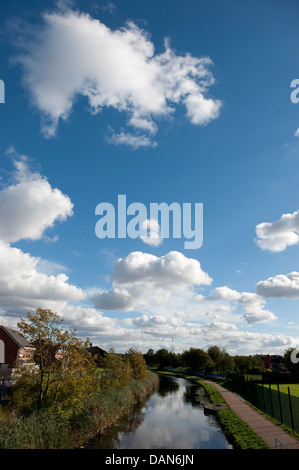 Leeds-Liverpool-Kanal Kirkdale Blau Himmel Wolken Stockfoto