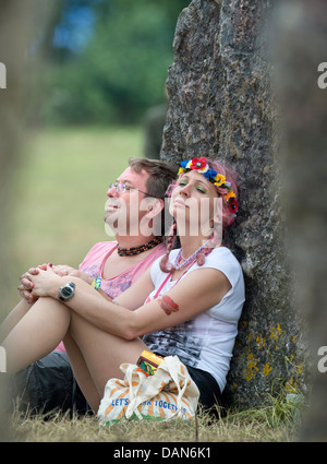 Glastonbury Festival 2013 UK - ein paar entspannen am Steinkreis. Stockfoto