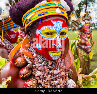 Indianerin mit ihrem Gesicht hell lackiert und trägt eine Halskette von Muscheln auf dem Goroka Festival in Papua-Neu-Guinea Stockfoto