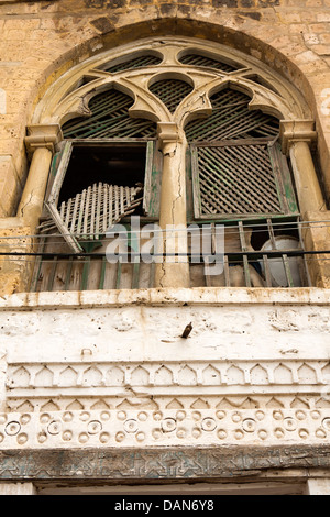 Afrika, Eritrea, Massawa, Architektur, venezianischen Stilfenster über verzierten Türsturz der Korallen-Block gebautes Haus Stockfoto