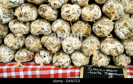 SAUCISSON ZUM VERKAUF IN EINEM FRANZÖSISCHEN MARKT Stockfoto