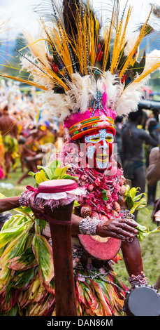 Frau tanzt mit ihr Gesicht bemalte und tragen Muscheln, Goroka Show, Papua-Neu-Guinea Stockfoto