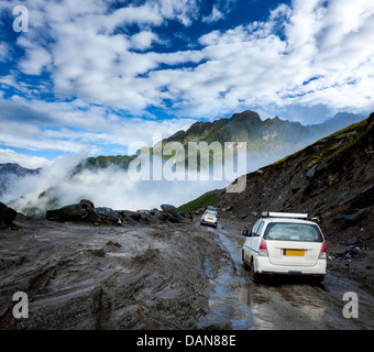 Fahrzeuge auf schlechten Straßen im Himalaya. In der Nähe von Rohtang La Pass, Himachal Pradesh, Indien Stockfoto