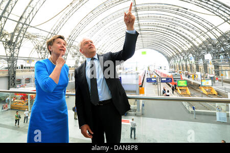 Ruediger Grube (R), CEO der Deutschen Bahn, lernt über den Fortgang der Bauarbeiten am Hauptbahnhof mit Oberbürgermeister von Dresden Helma Orosz in Dresden, Deutschland, 16. Juli 2013. Foto: THOMAS EISENHUTH Stockfoto