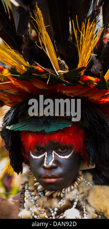 Junge Frau mit ihrem Gesicht gemalt und tragen einen Feder Kopfschmuck, Goroka Festival, Papua-Neu-Guinea Stockfoto
